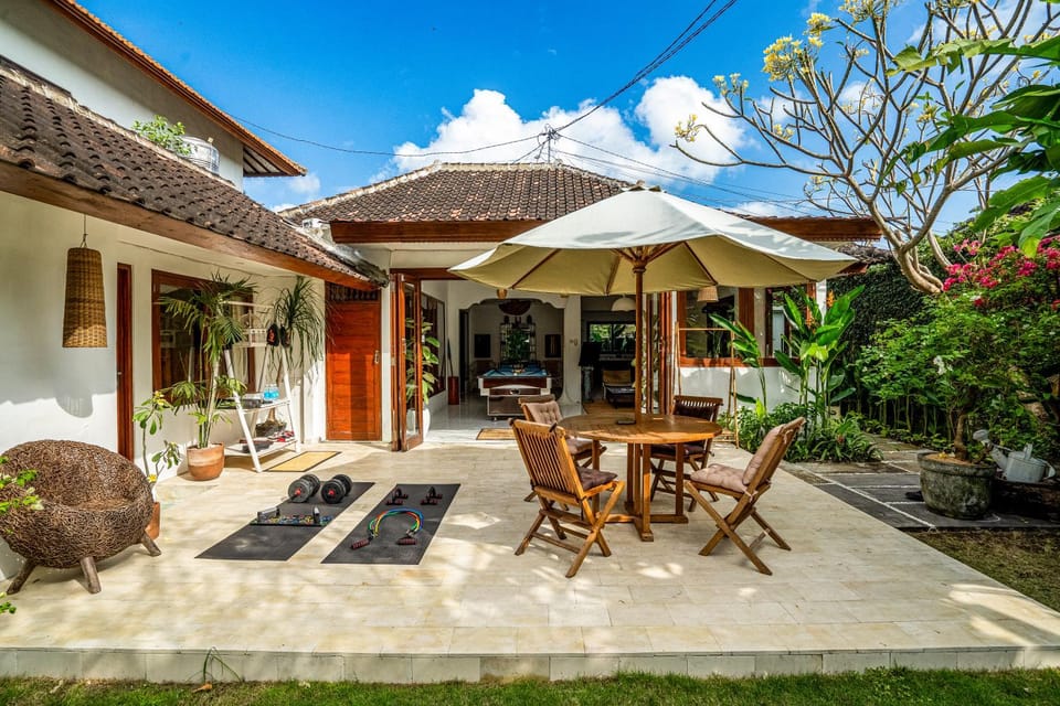 Property building, Patio, Spring, Day, Garden, Dining area, Garden view, sunbed
