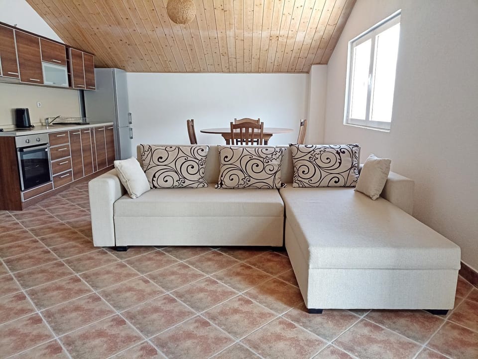 Living room, Seating area, Dining area, stove