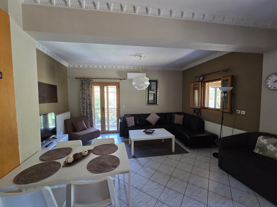 Living room, Seating area, Dining area, air conditioner