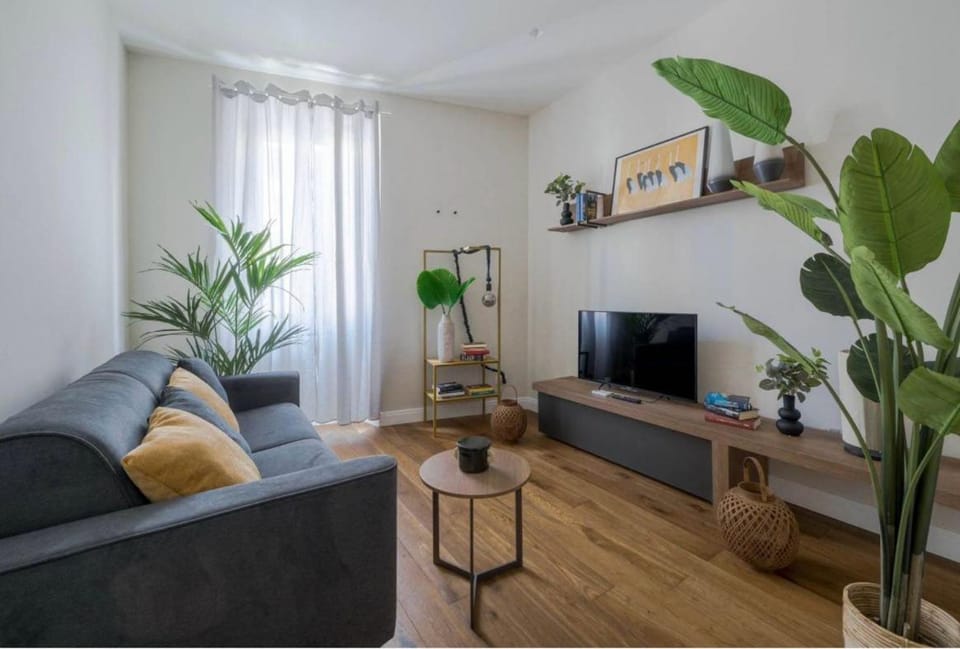 TV and multimedia, Living room, Seating area, Inner courtyard view