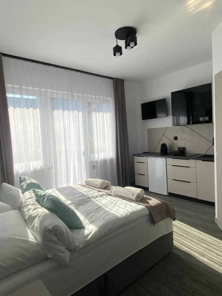 Photo of the whole room, towels
