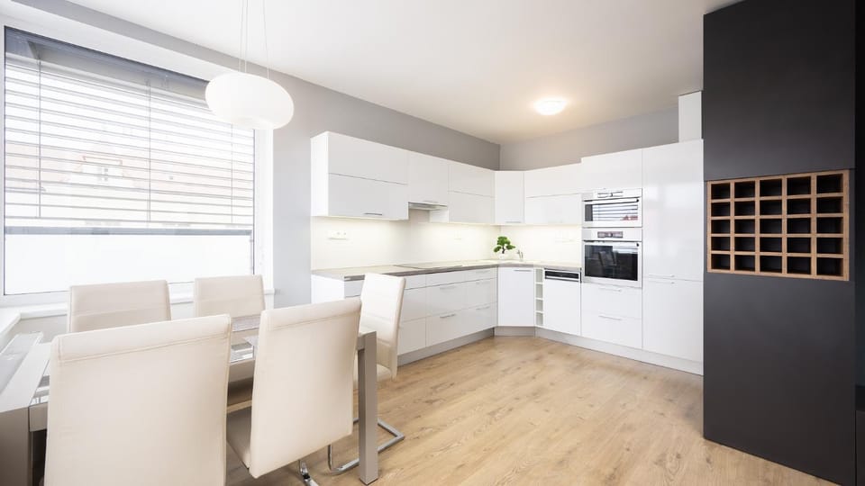 Kitchen or kitchenette, Dining area, oven, stove