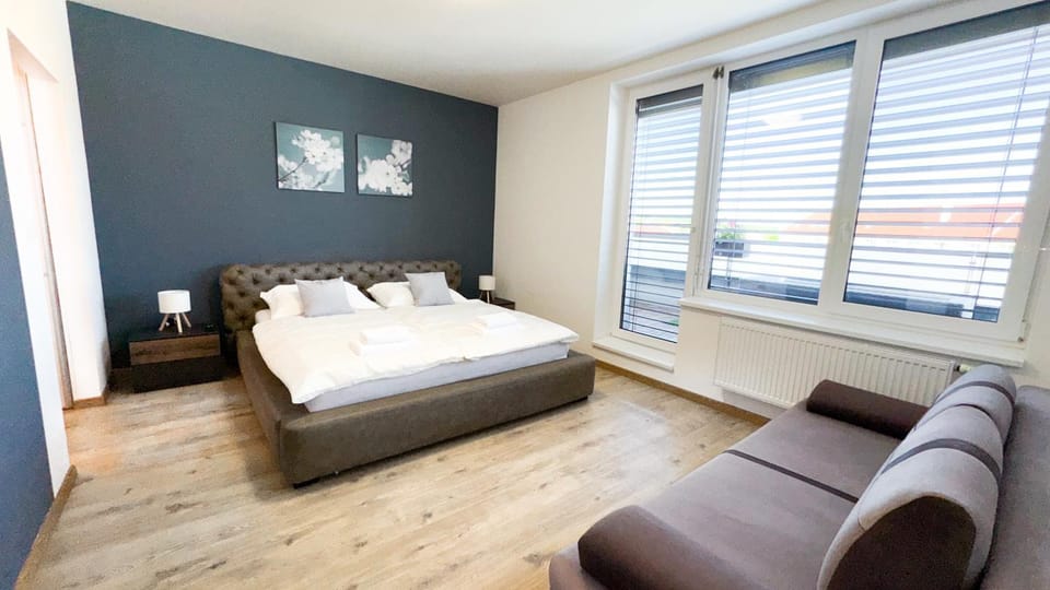 Bed, Seating area, Bedroom