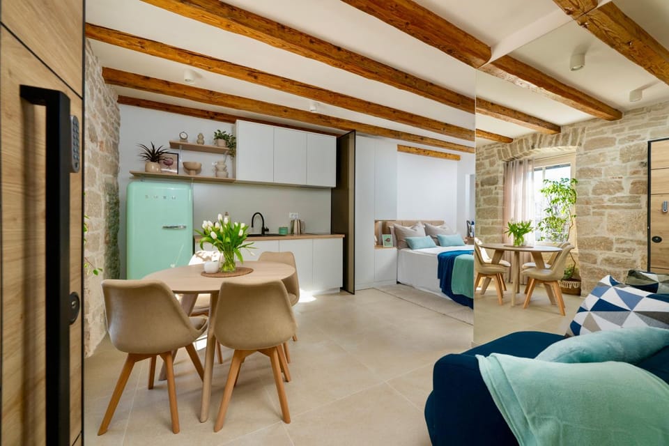 Bed, Kitchen or kitchenette, Living room, Photo of the whole room, Seating area, Dining area, Bedroom