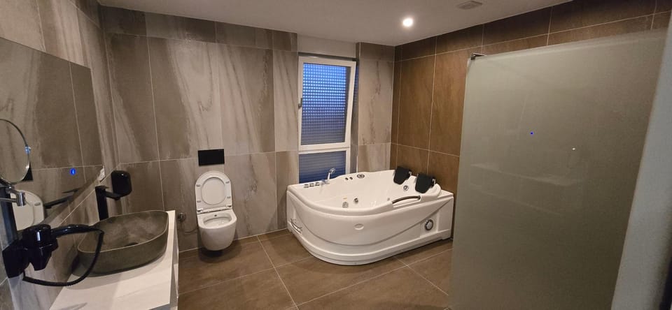 Seating area, Non alcoholic drinks, Bath, minibar, soundproof, VIP