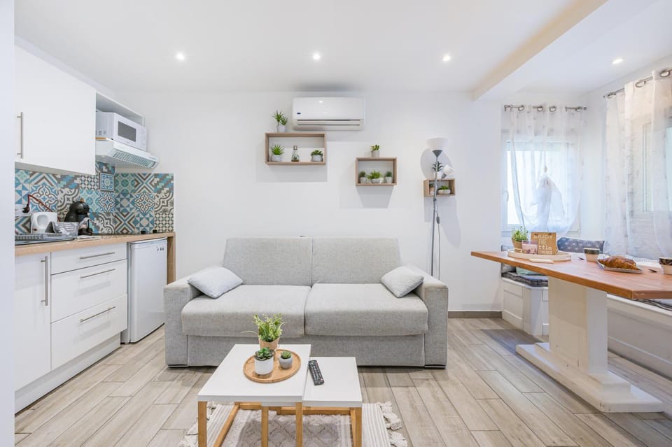 Bed, Kitchen or kitchenette, Dining area