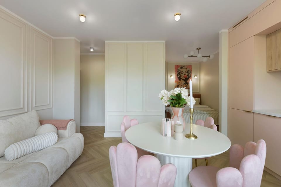Bed, Living room, Seating area, Dining area, Bedroom, kitchen
