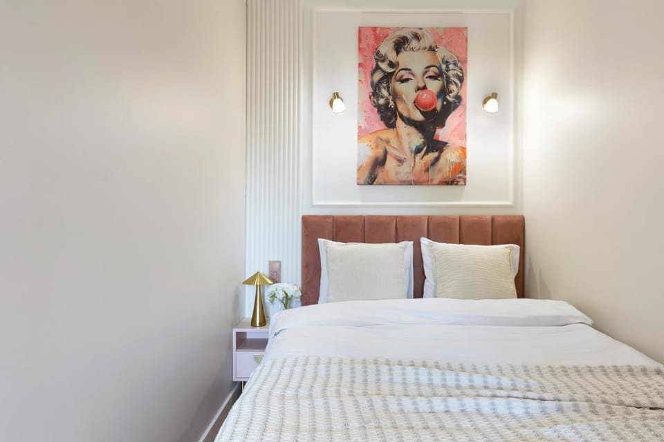 Bed, Photo of the whole room, Decorative detail, Bedroom