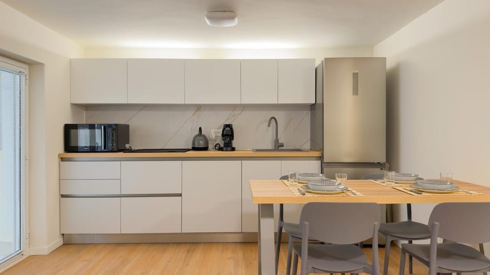 Coffee/tea facilities, Kitchen or kitchenette, Dining area, stove