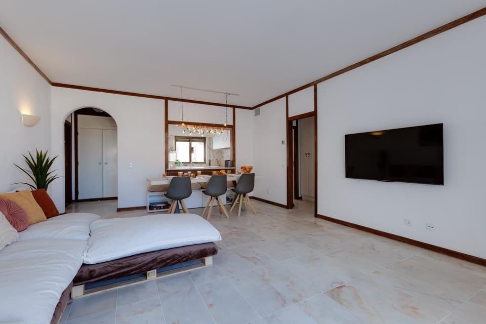 TV and multimedia, Living room, Seating area, Dining area