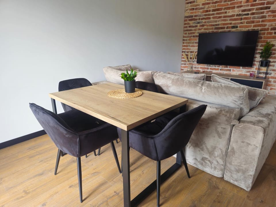 Communal lounge/ TV room, TV and multimedia, Living room, Seating area, Dining area, Evening entertainment