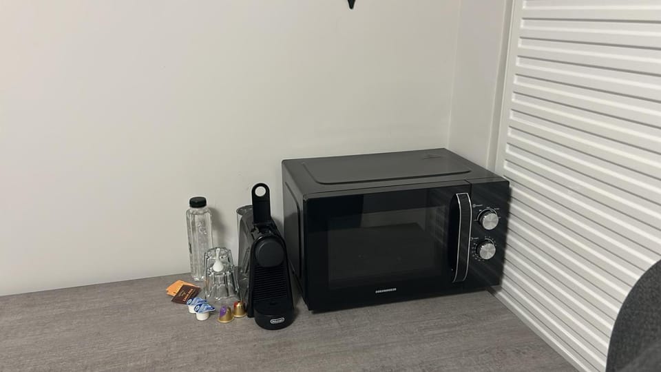 Coffee/tea facilities, microwave