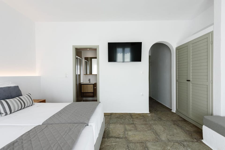 Bed, TV and multimedia, Photo of the whole room, Bedroom, wardrobe