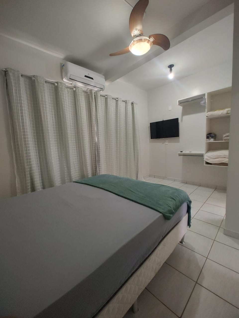 Bed, TV and multimedia, Photo of the whole room, Bedroom, air conditioner