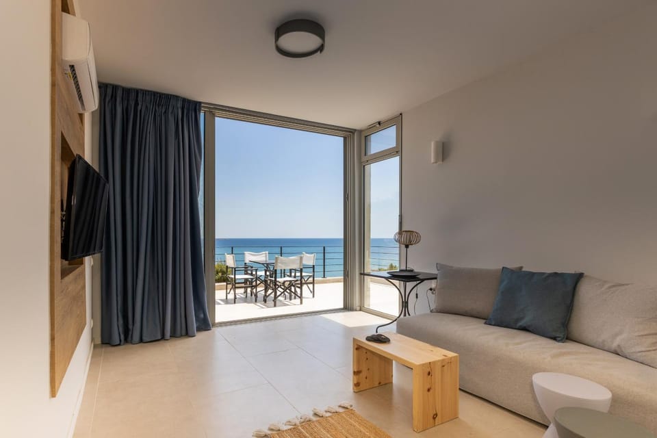 Bed, Balcony/Terrace, Living room, Seating area, Sea view