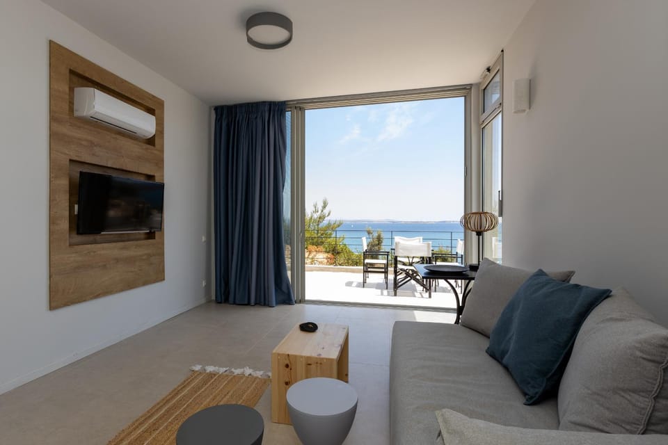 TV and multimedia, Balcony/Terrace, Living room, Dining area, Sea view