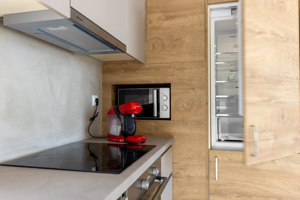 Coffee/tea facilities, Kitchen or kitchenette, oven, stove