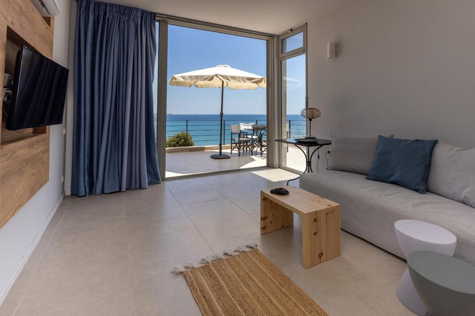 Natural landscape, TV and multimedia, Balcony/Terrace, Living room, Seating area, Sea view