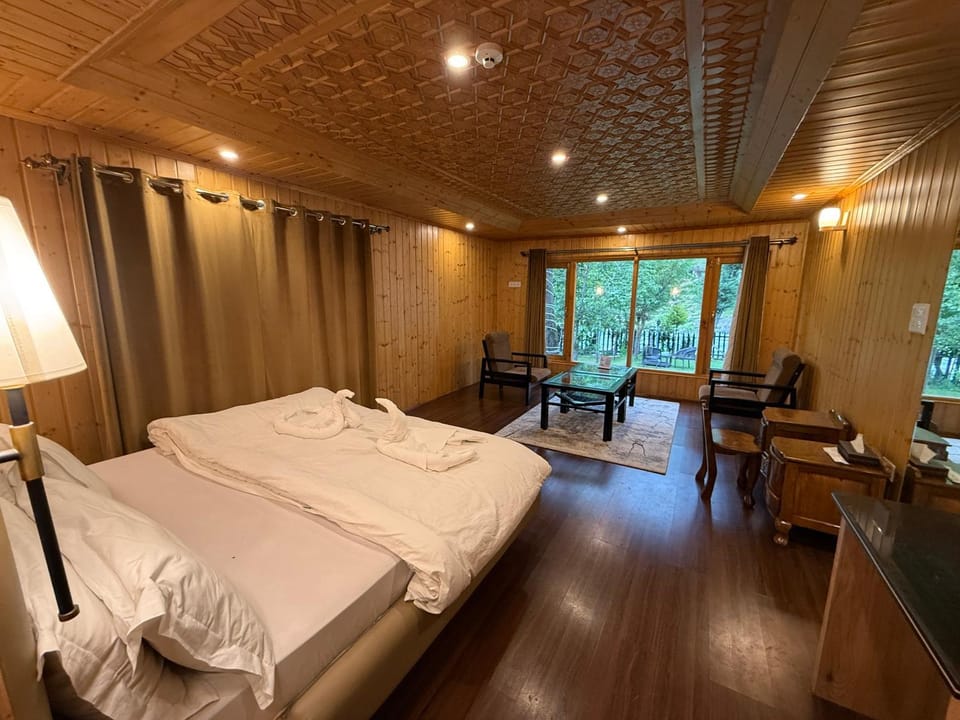 Bed, Photo of the whole room, Seating area, Bedroom