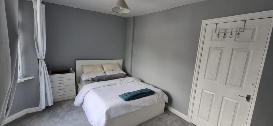 Cosy Stay Near Arena & Leeds Bradford Airport two bedroom House House in Bradford