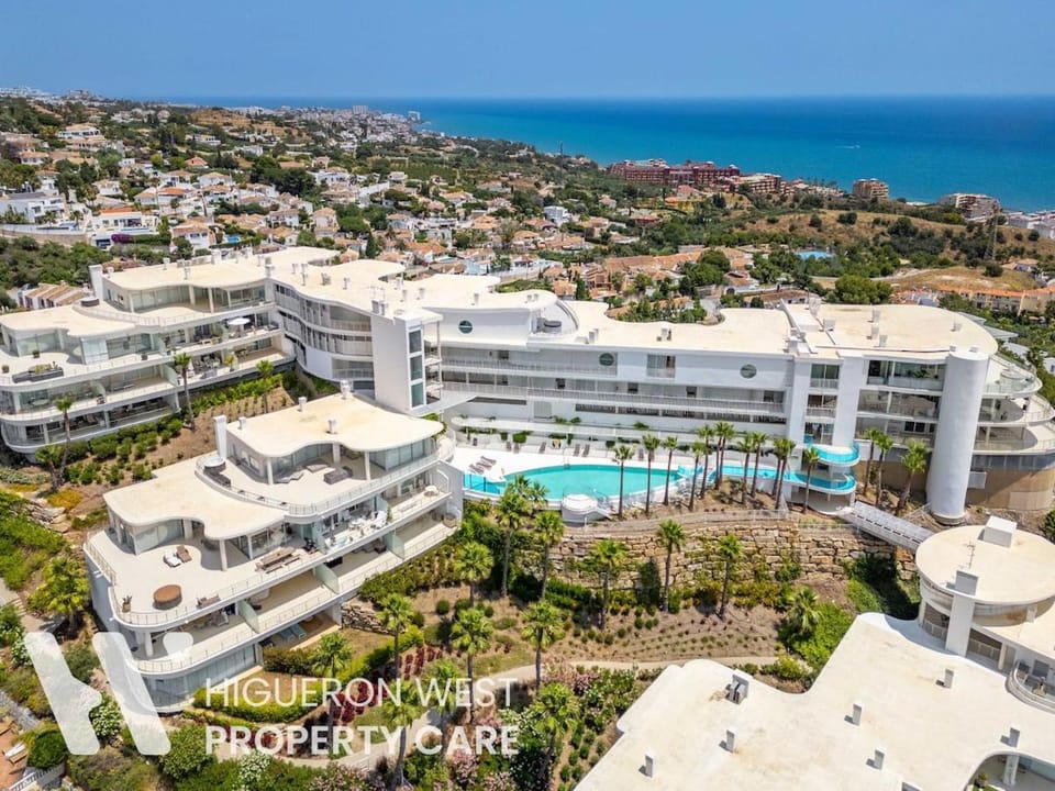 Property building, Day, Swimming pool