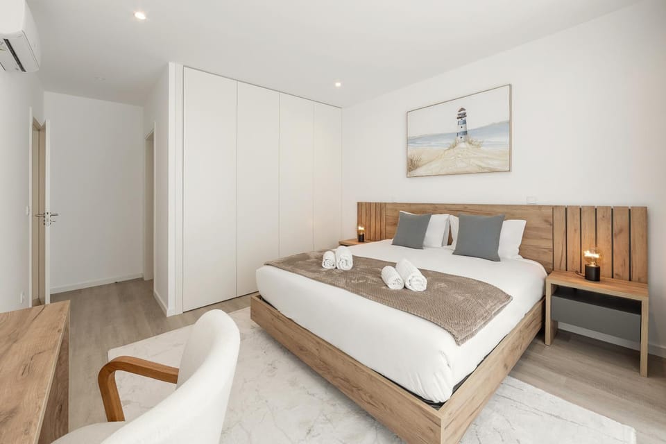 Bed, Bedroom, towels, wardrobe