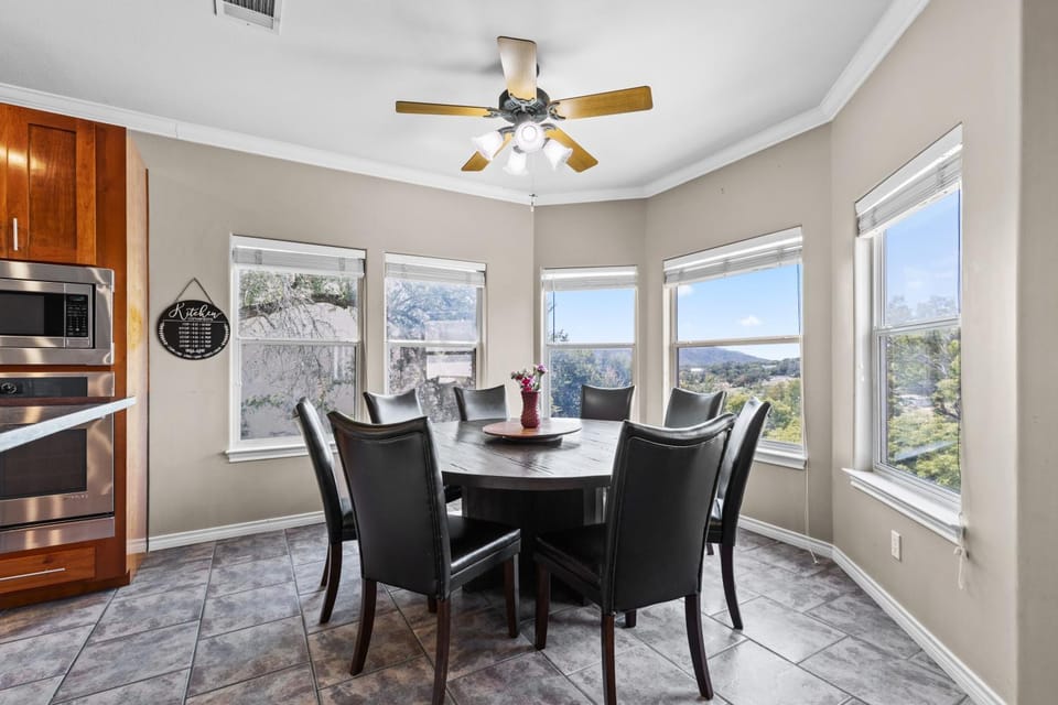 Kitchen or kitchenette, Dining area, Lake view, Breakfast