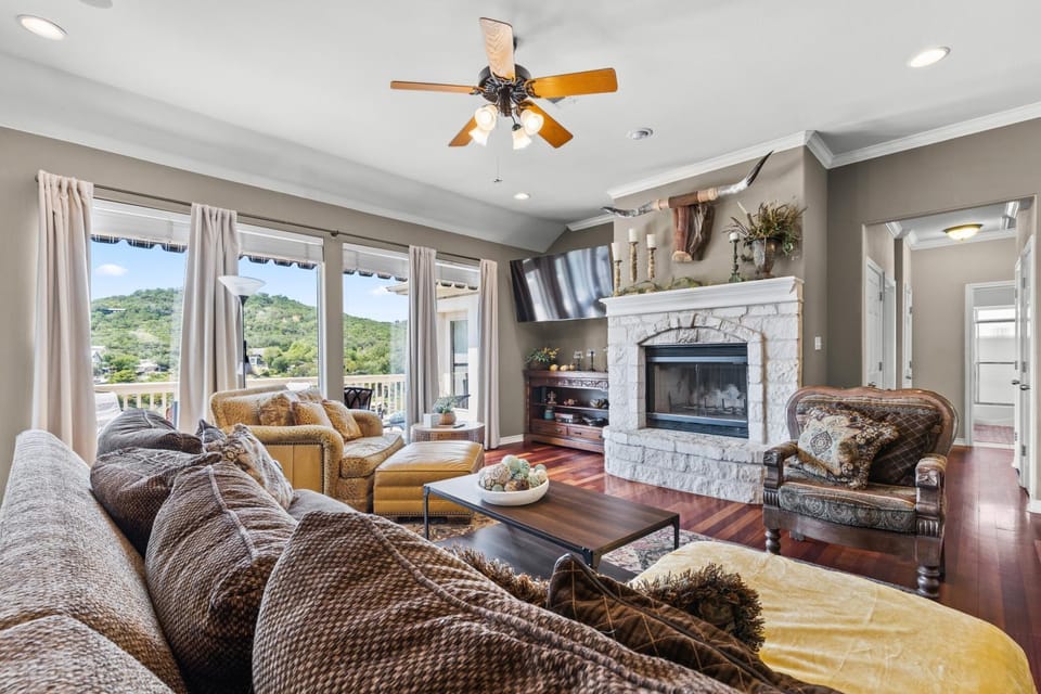 Communal lounge/ TV room, TV and multimedia, View (from property/room), Living room, Seating area, Evening entertainment, Lake view, fireplace