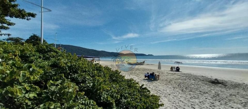 Sobrado Zona Central da Praia com 03 Dormitórios House in Bombinhas
