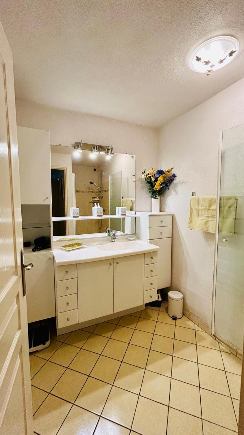 Shower, Bathroom, towels