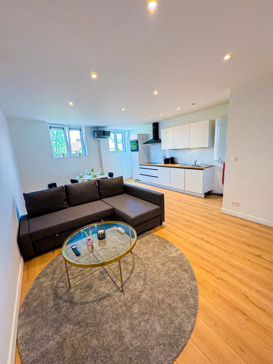 Kitchen or kitchenette, Living room, Seating area, Dining area