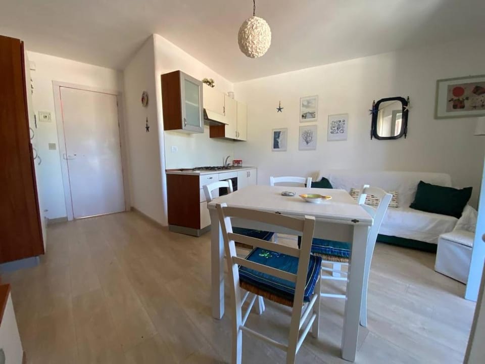 Kitchen or kitchenette, Dining area, stove