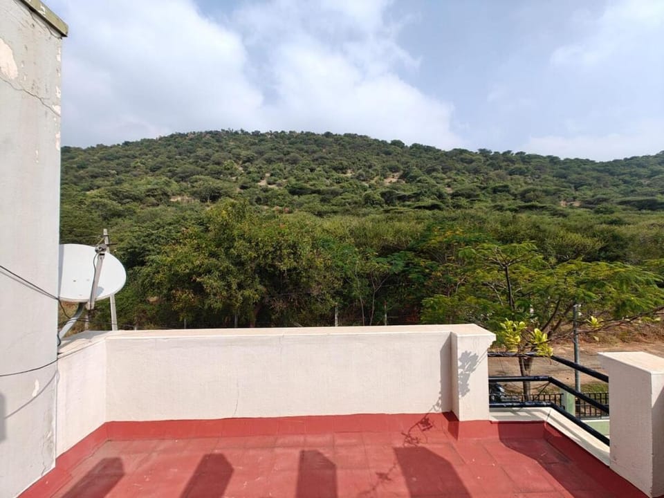 Marshal's Den Near Isha Yoga Villa in Maharashtra