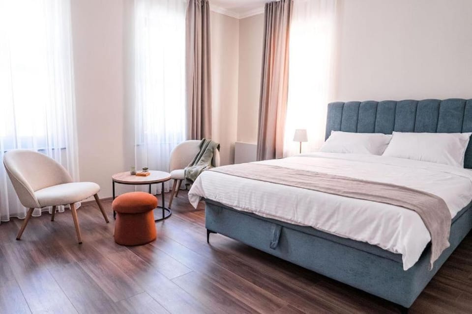 Bed, Seating area, Bedroom