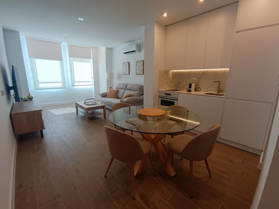 TV and multimedia, Kitchen or kitchenette, Living room, Seating area, Dining area
