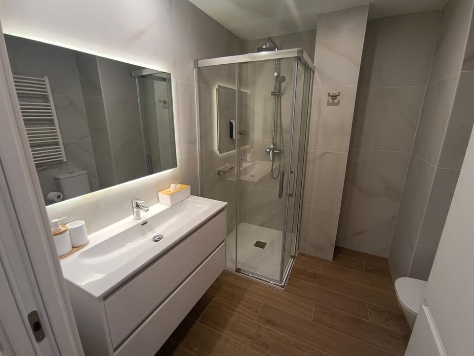 Shower, Bathroom, towels