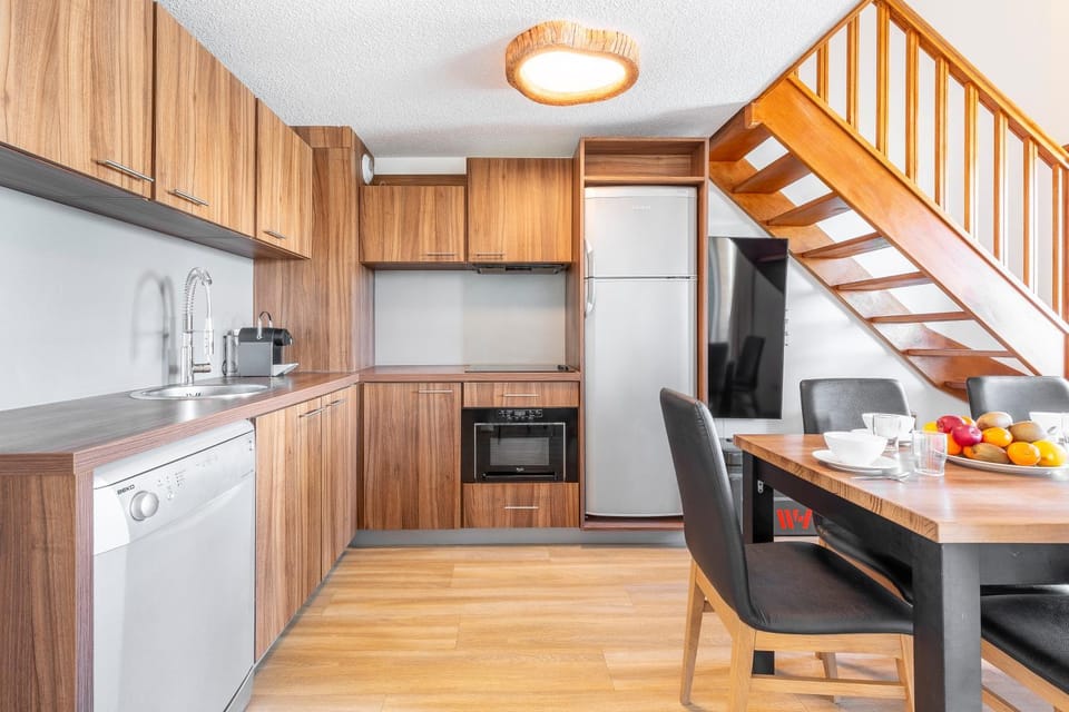 Kitchen or kitchenette, Dining area, dishwasher, oven, stove