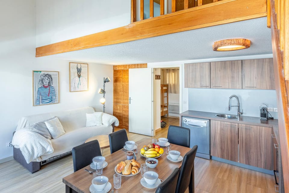 Living room, Food and drinks, Dining area