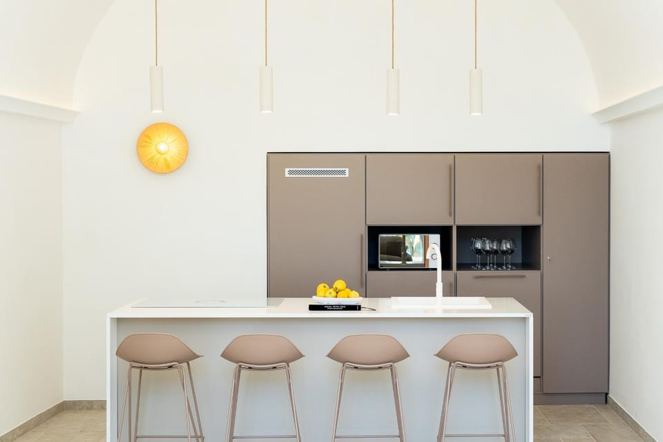 Kitchen or kitchenette, minibar, oven