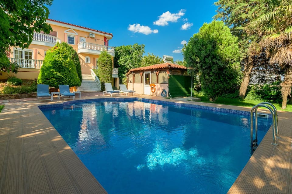 Property building, Spring, Day, Summer, Garden, Garden view, Pool view, Swimming pool, sunbed