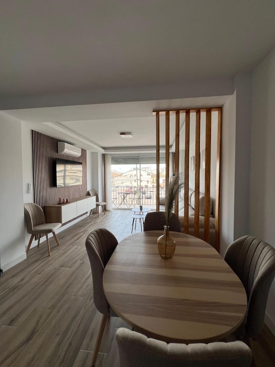 TV and multimedia, Living room, Seating area, Dining area