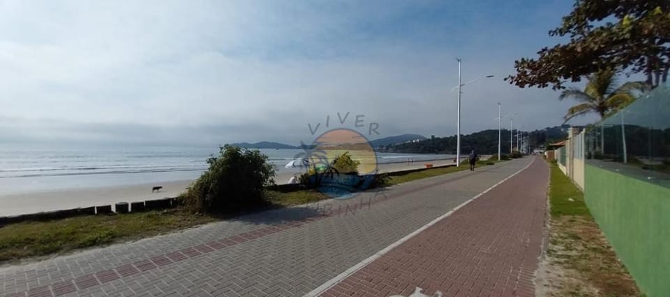 Apartamento na Avenida da Praia Zona Central ao Lado de Comércio em Geral com 02 Dormitórios Apartment in Bombinhas