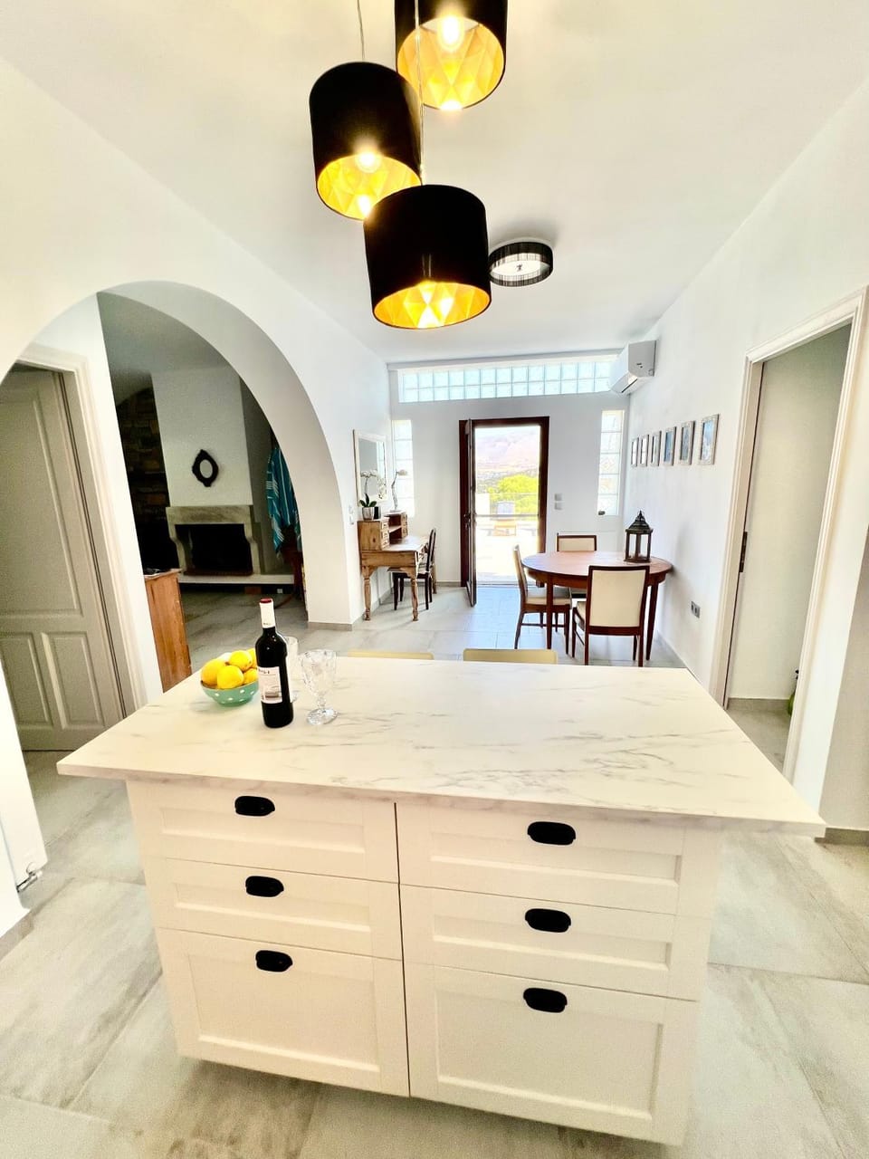 Kitchen or kitchenette, Dining area