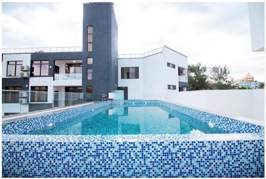 Property building, Day, Pool view, Swimming pool, Swimming pool