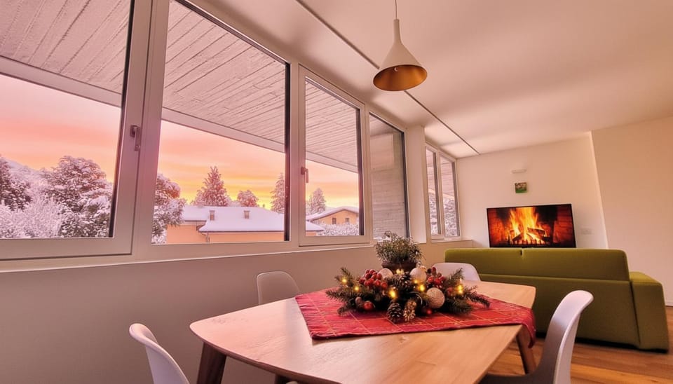 TV and multimedia, Living room, Seating area, Dining area