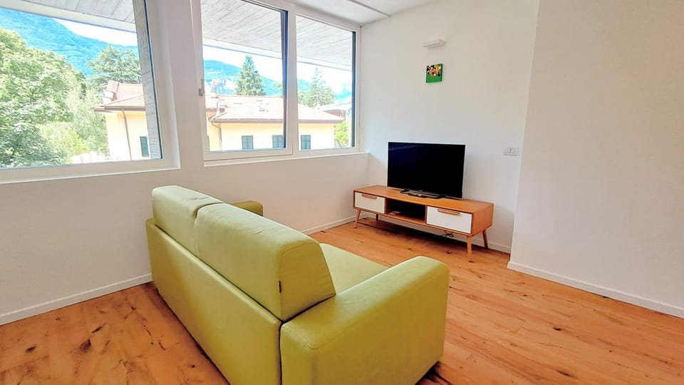 Communal lounge/ TV room, TV and multimedia, Living room, Seating area, Evening entertainment