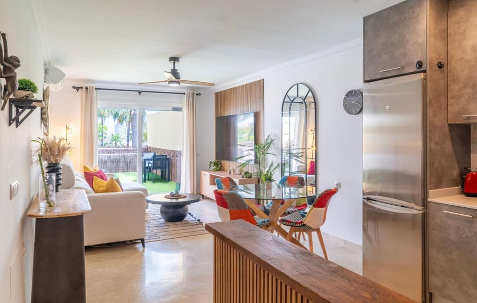 Kitchen or kitchenette, Living room, Seating area, Dining area