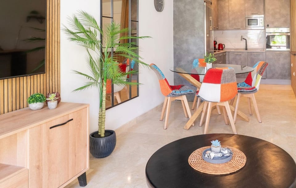TV and multimedia, Kitchen or kitchenette, Living room, Seating area, Dining area