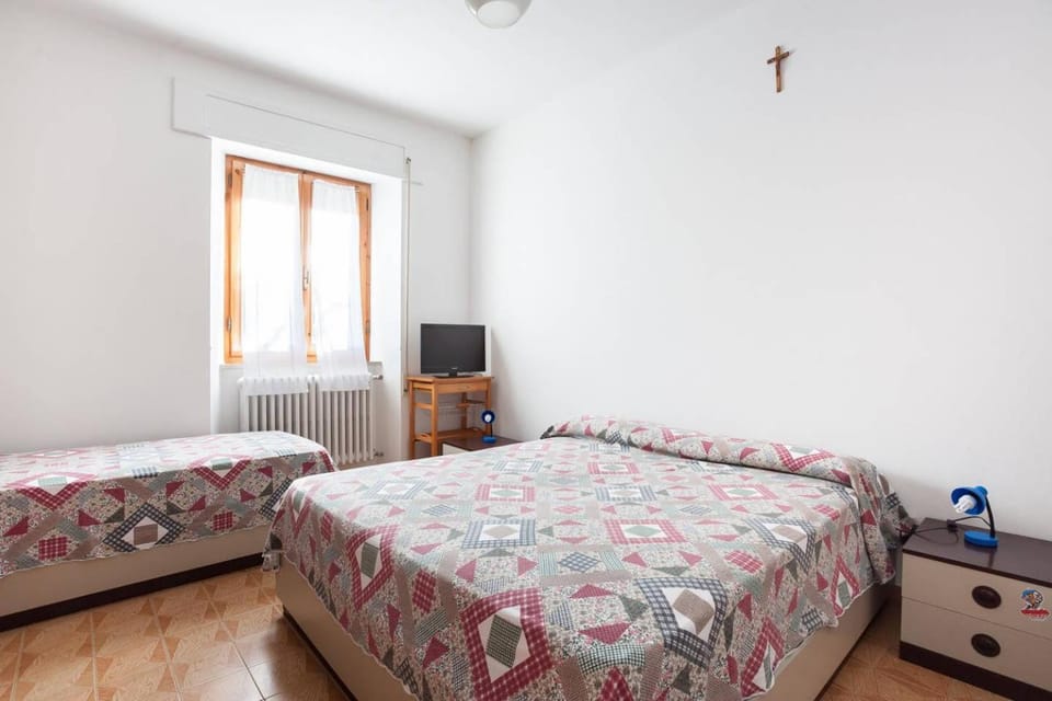 Bed, TV and multimedia, Photo of the whole room, Bedroom