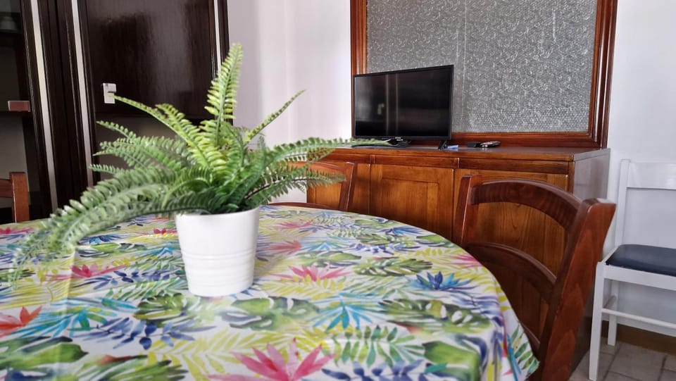 Communal lounge/ TV room, TV and multimedia, Living room, Decorative detail, Seating area, Dining area